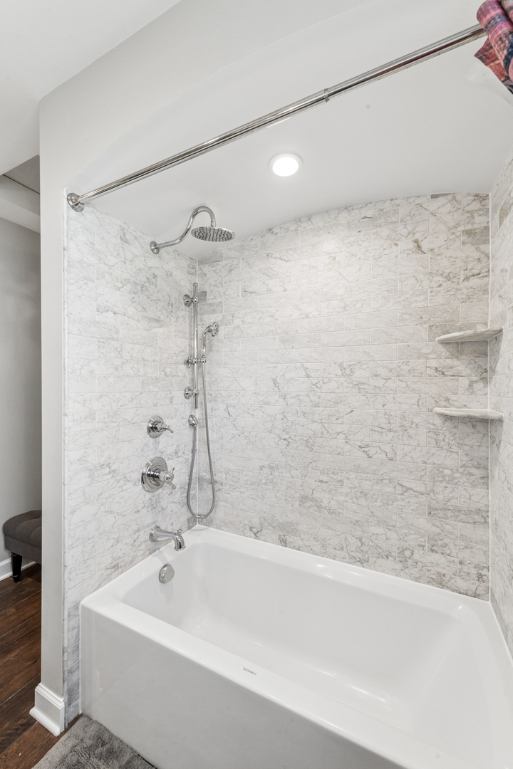 2551 W Balmoral Avenue Property Photo 15