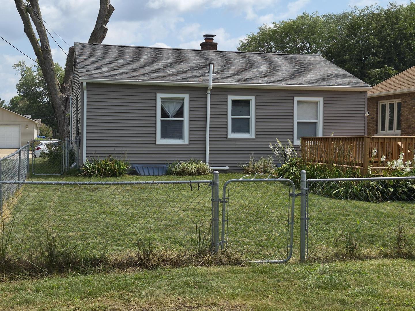 2411 29 Street Property Photo 3