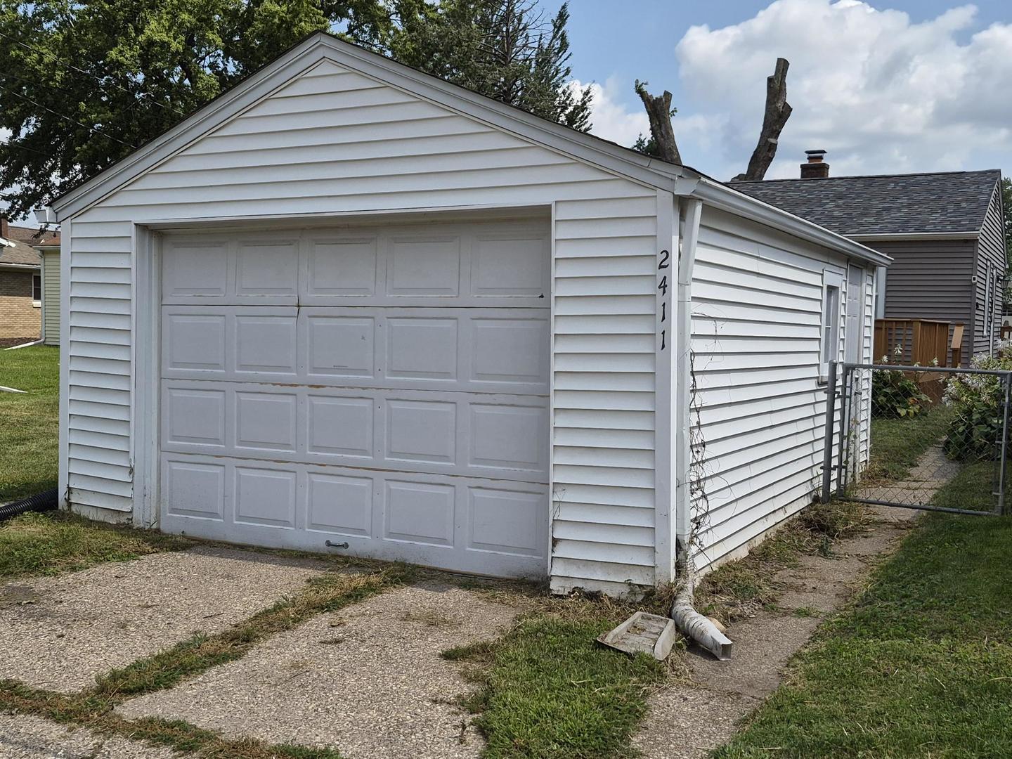 2411 29 Street Property Photo 4