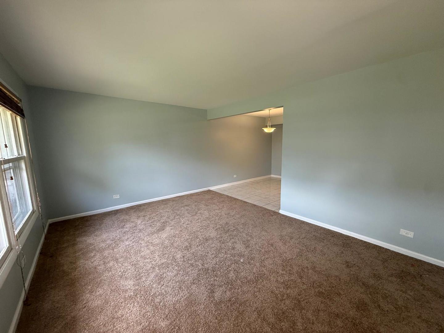 1305 Kingsbury Drive E Property Photo 2