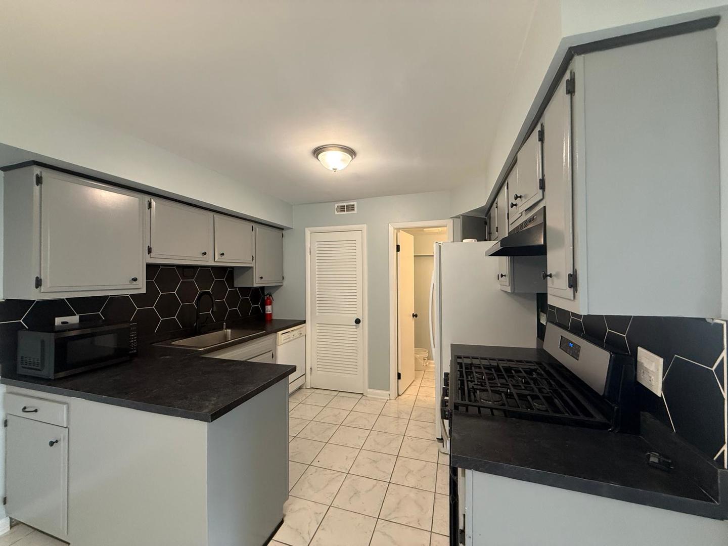 1305 Kingsbury Drive E Property Photo 6