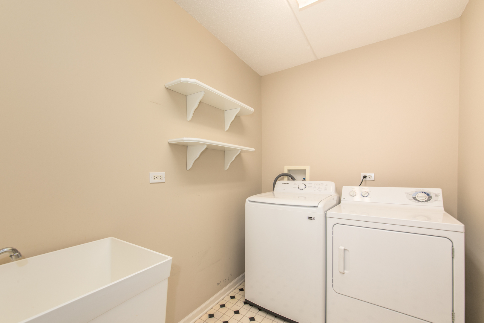 6815 N Milwaukee Avenue 507 Property Photo 20