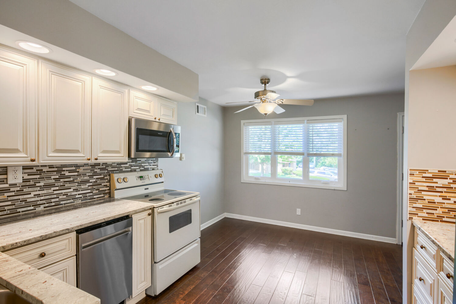 230 Manor Drive B Property Photo 8