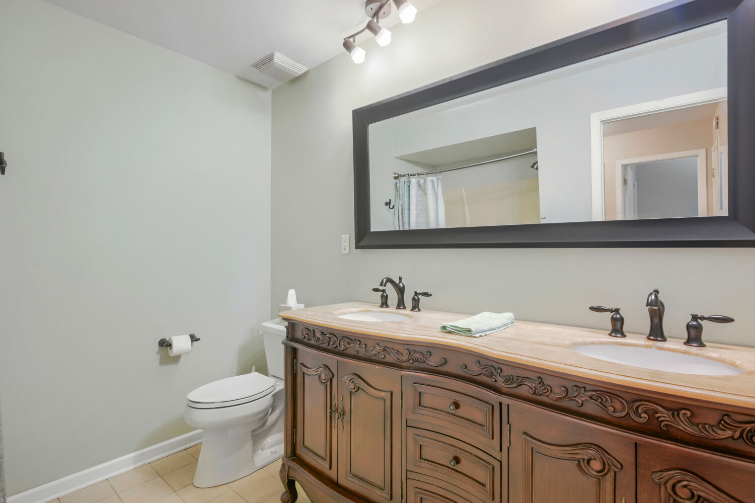 230 Manor Drive B Property Photo 16