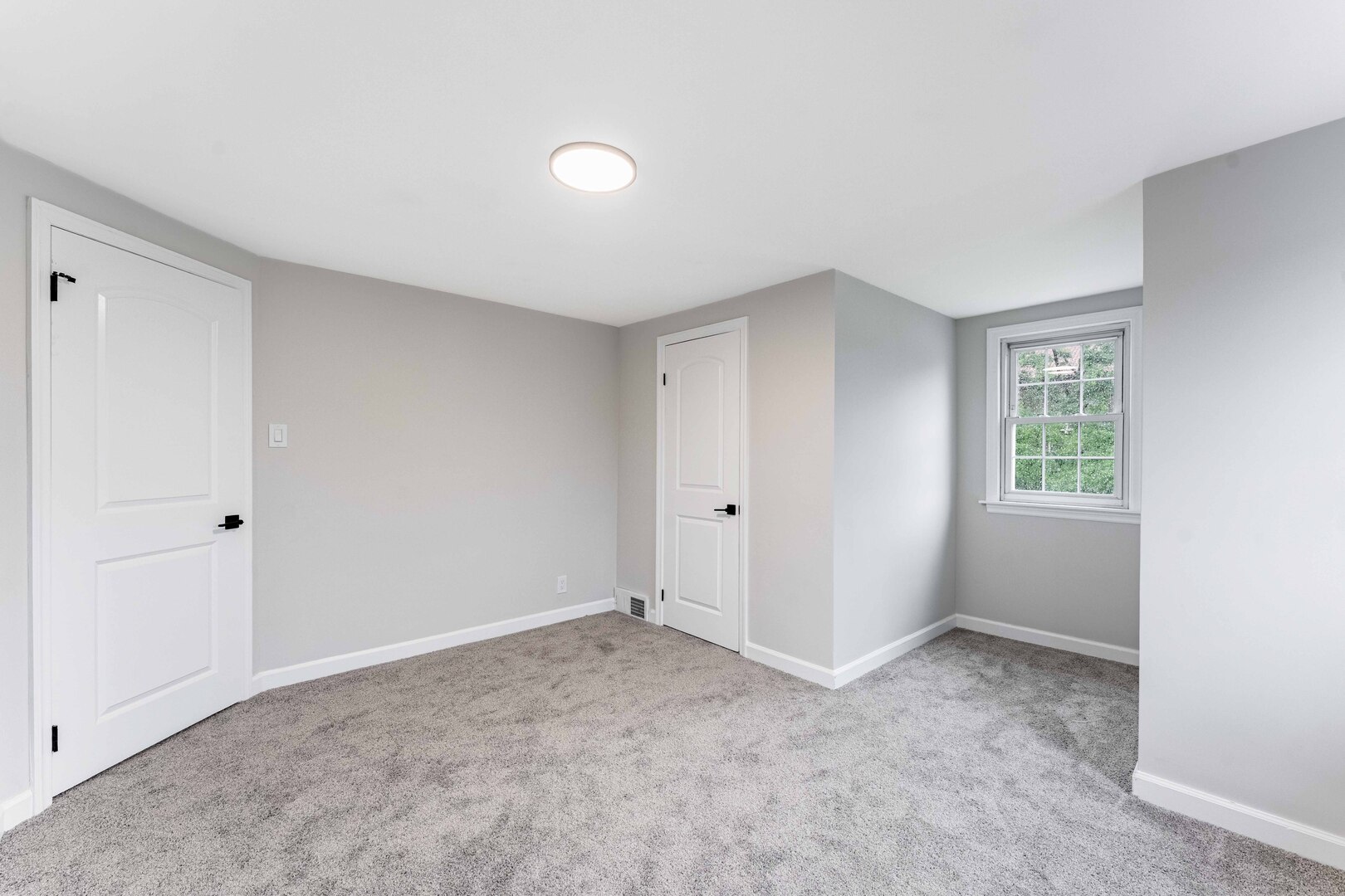 566 Hirsch Avenue Property Photo 7