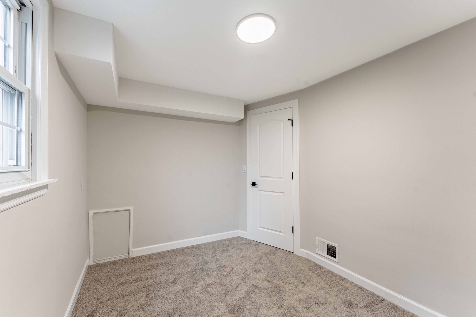 566 Hirsch Avenue Property Photo 10