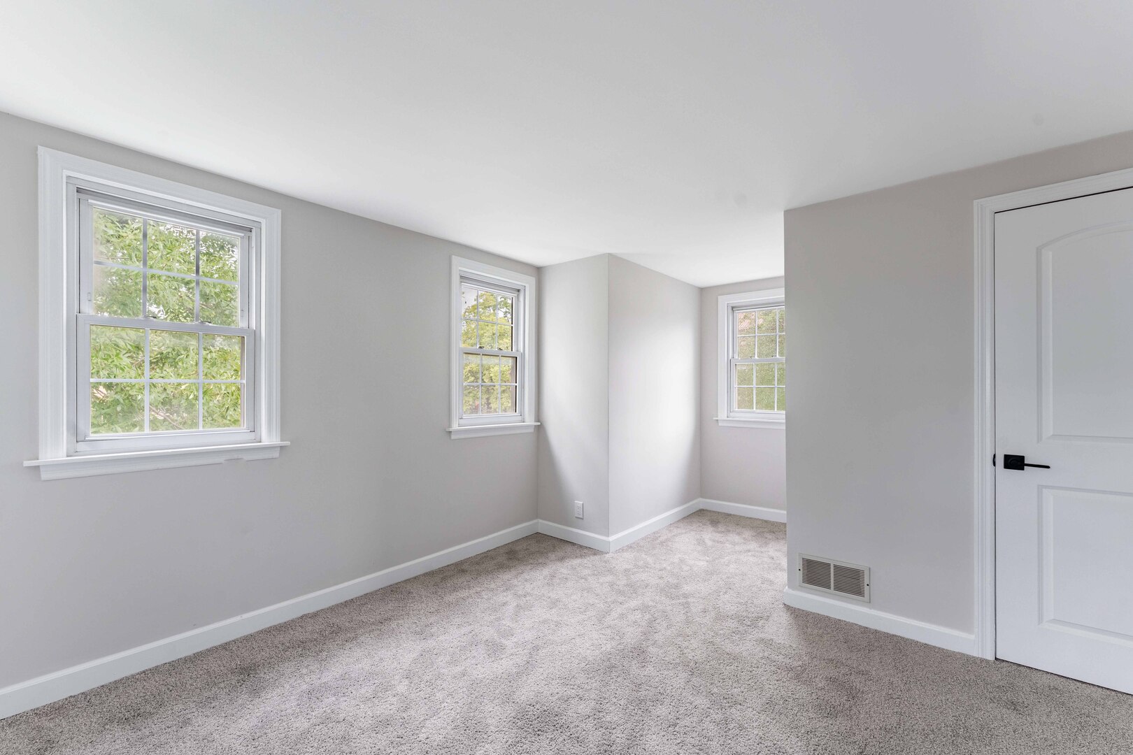 566 Hirsch Avenue Property Photo 13