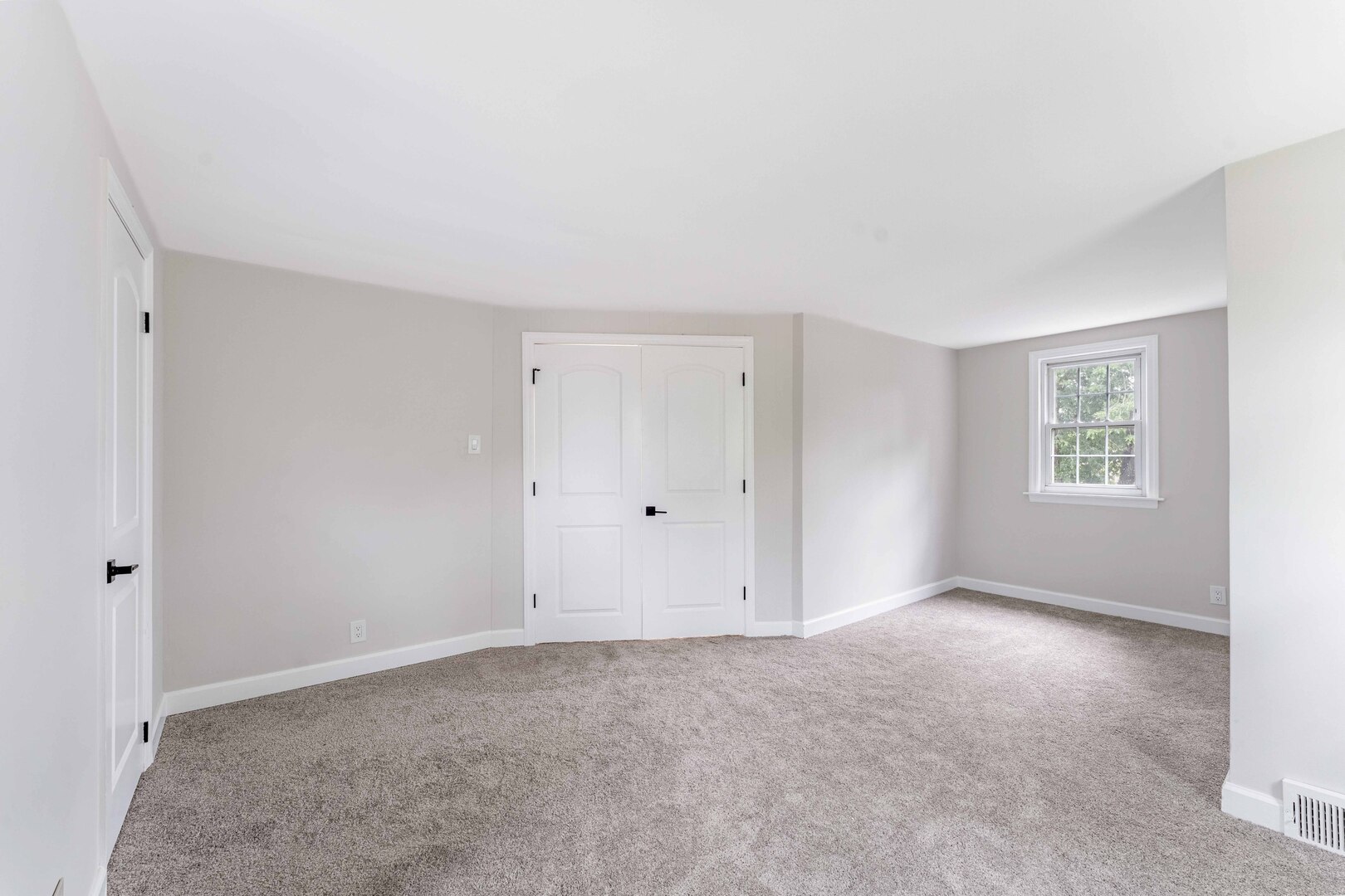 566 Hirsch Avenue Property Photo 14