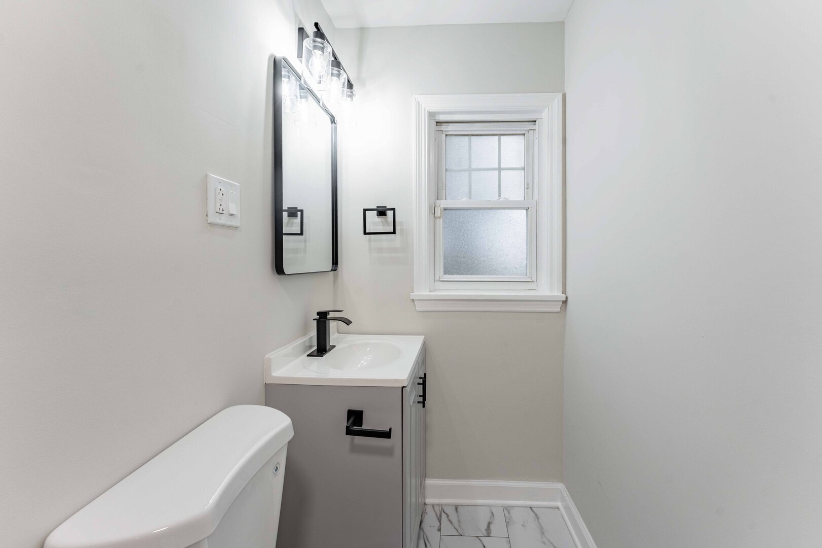 566 Hirsch Avenue Property Photo 18