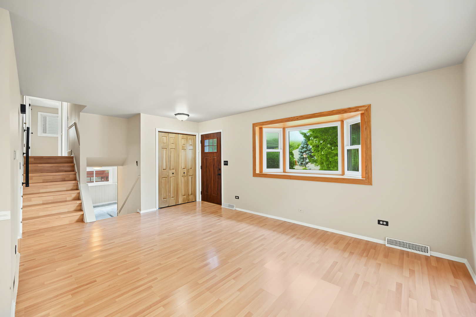 357 N Clarendon Avenue Property Photo 4