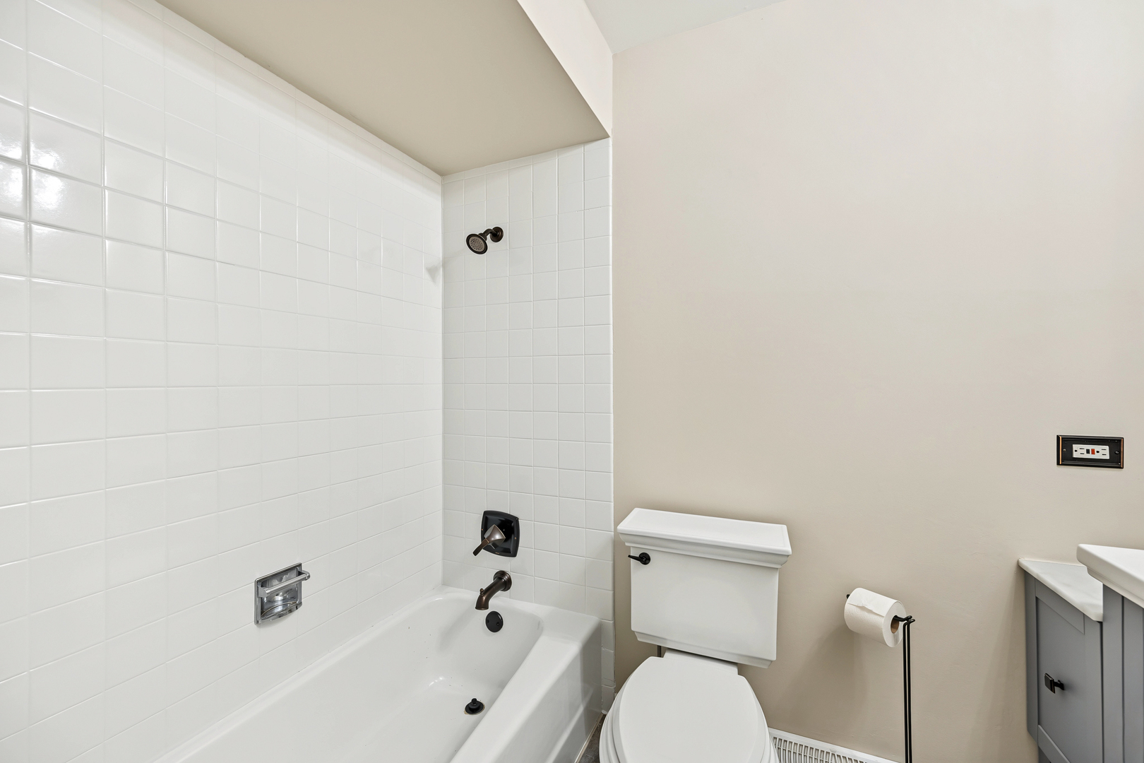 357 N Clarendon Avenue Property Photo 18
