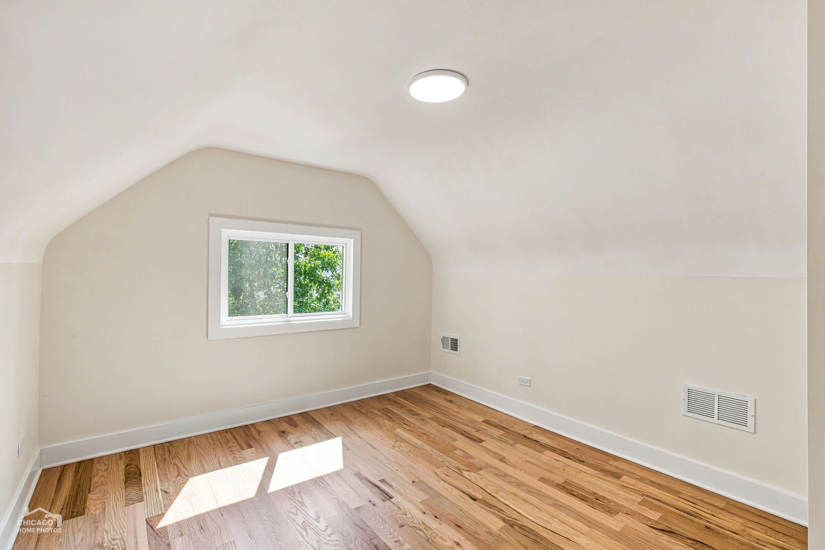 5722 W Grover Street Property Photo 10