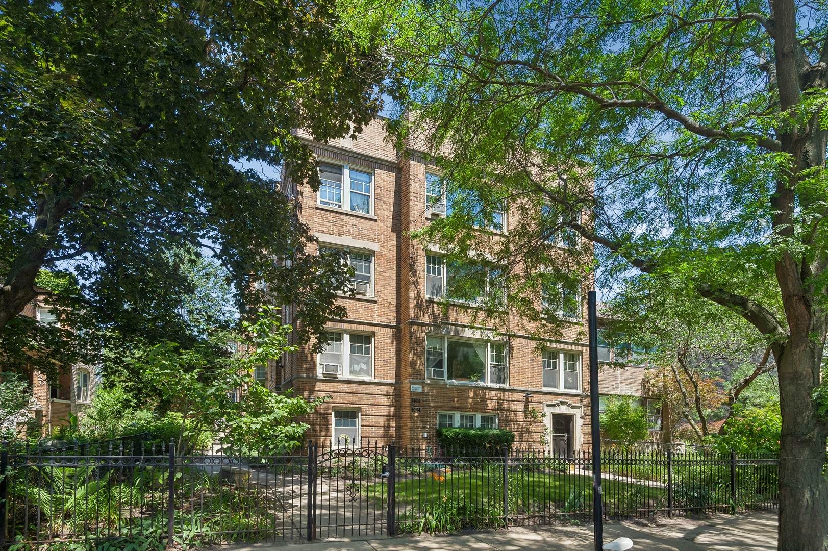 2018 W Greenleaf Avenue 1F Property Photo 1
