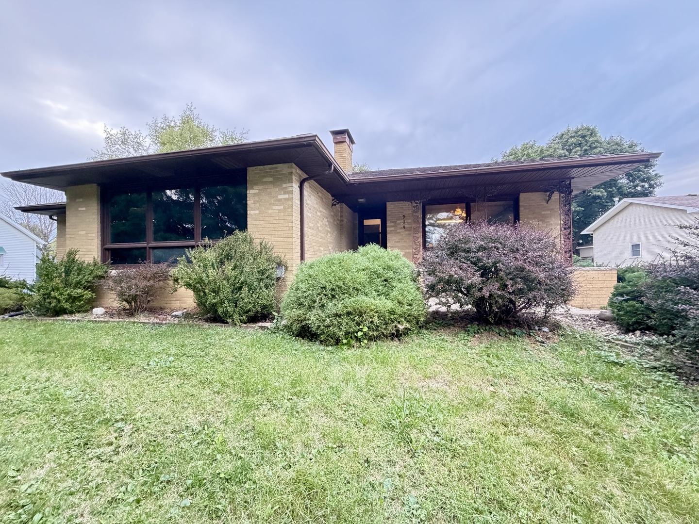 909 W Washington Street Property Photo 1