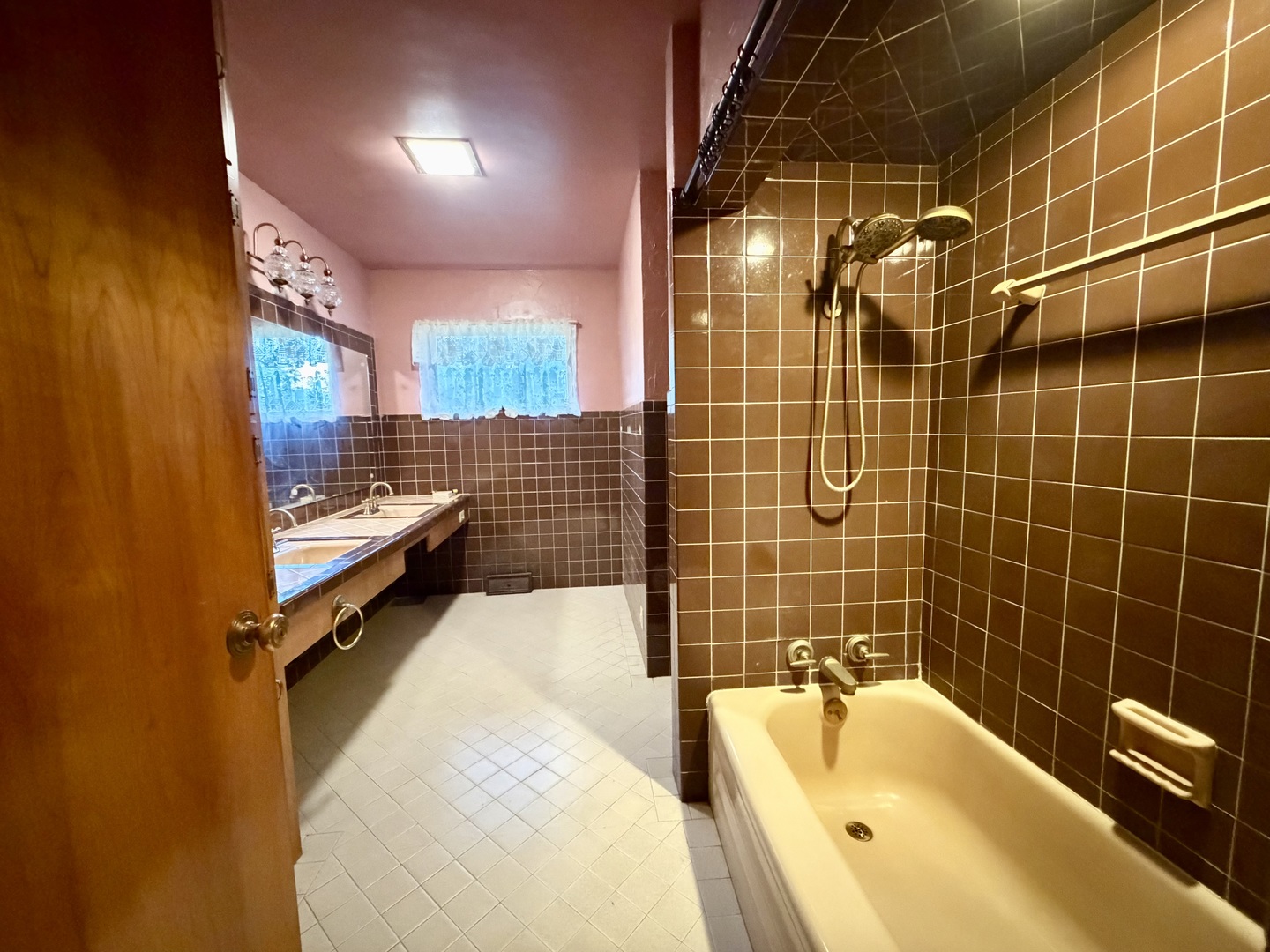 909 W Washington Street Property Photo 8