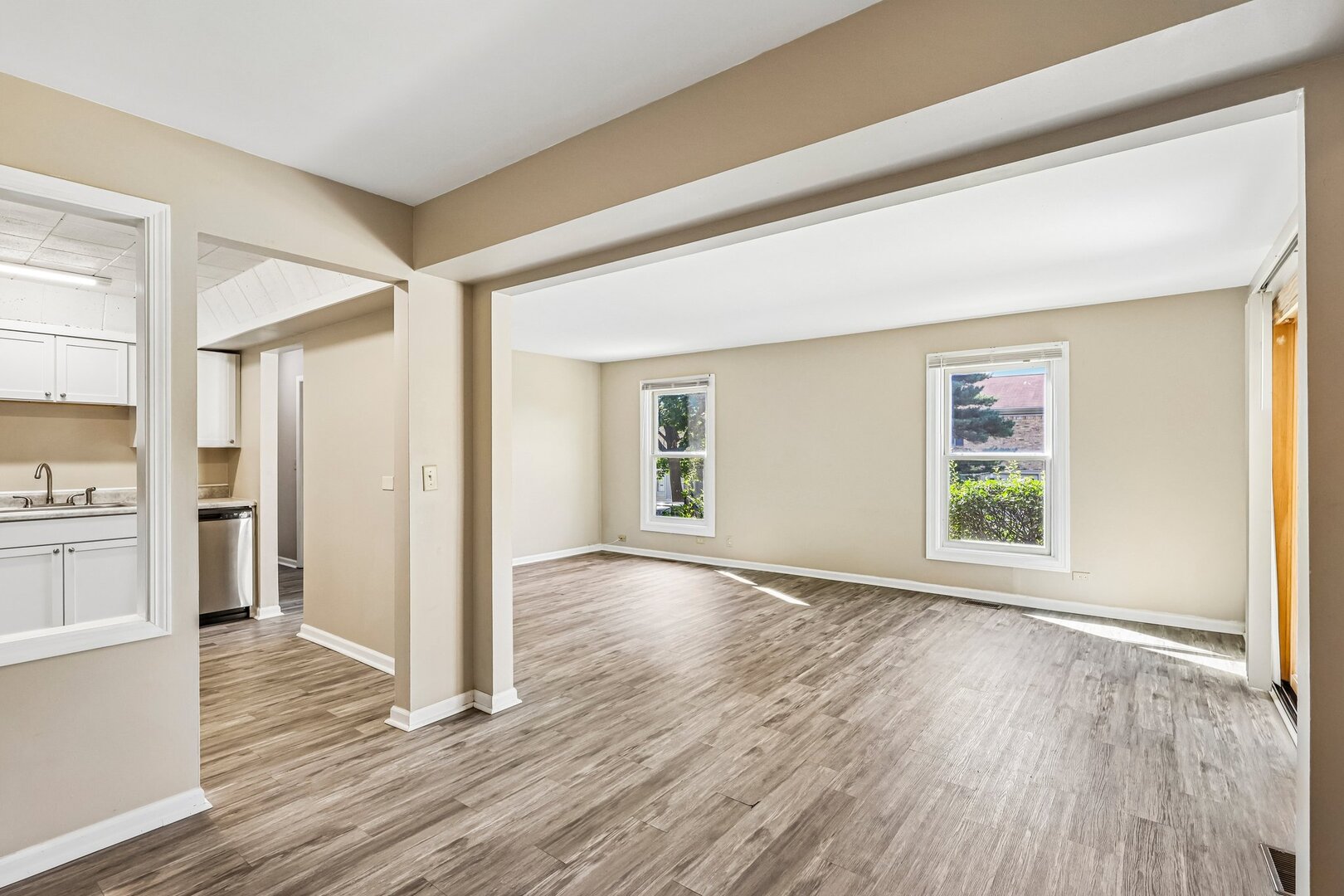 1760 Bristol Walk B Property Photo 3