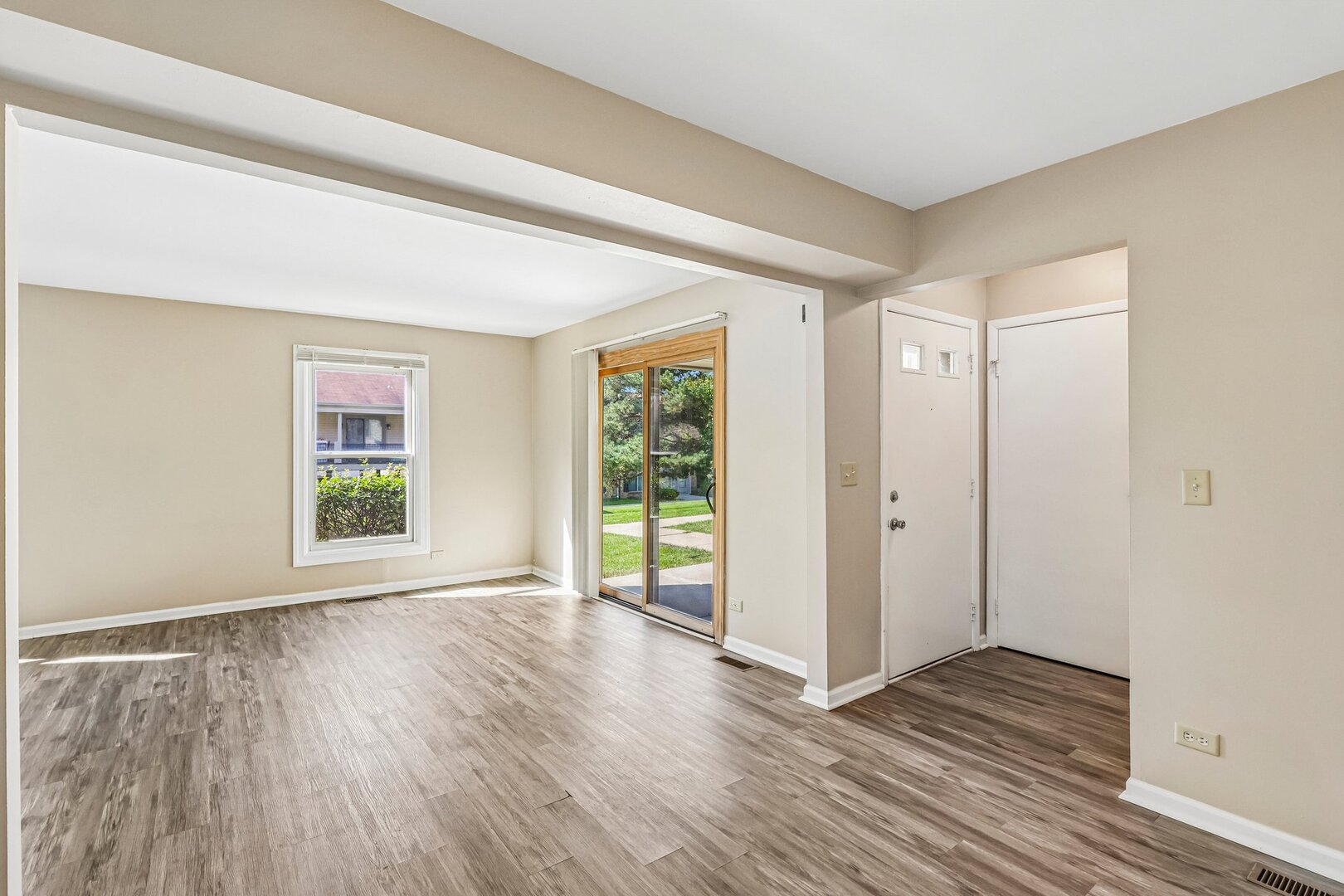 1760 Bristol Walk B Property Photo 4