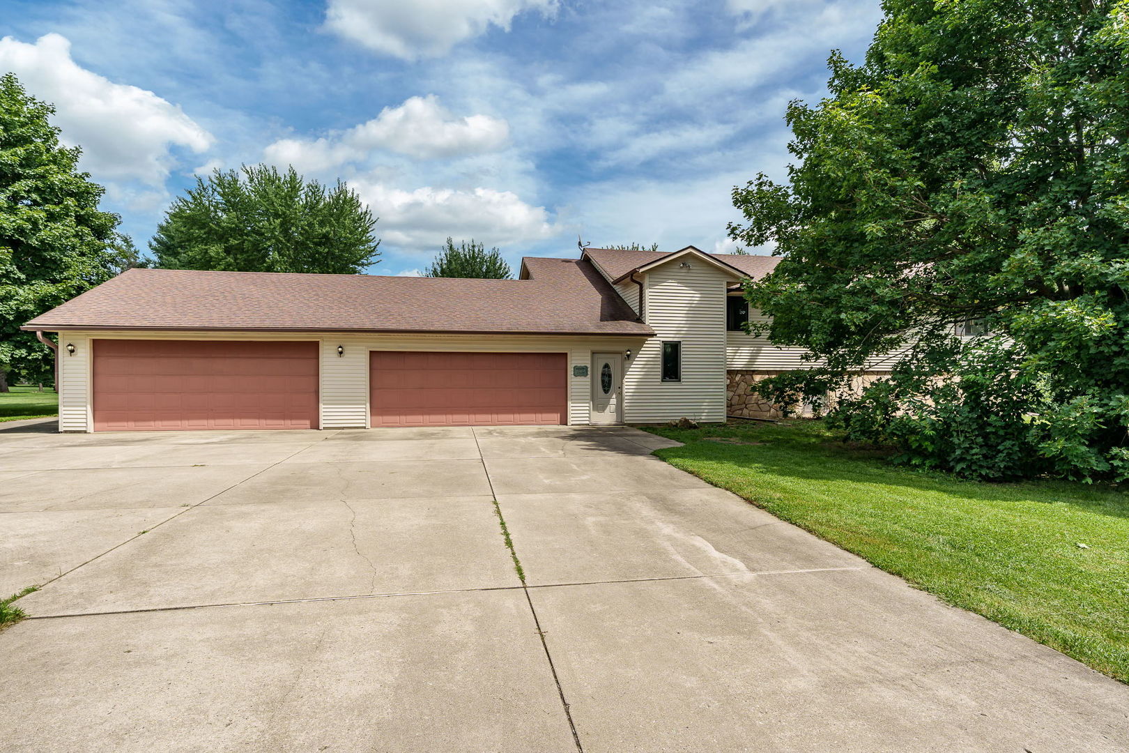 2379 Circle Drive Property Photo 1
