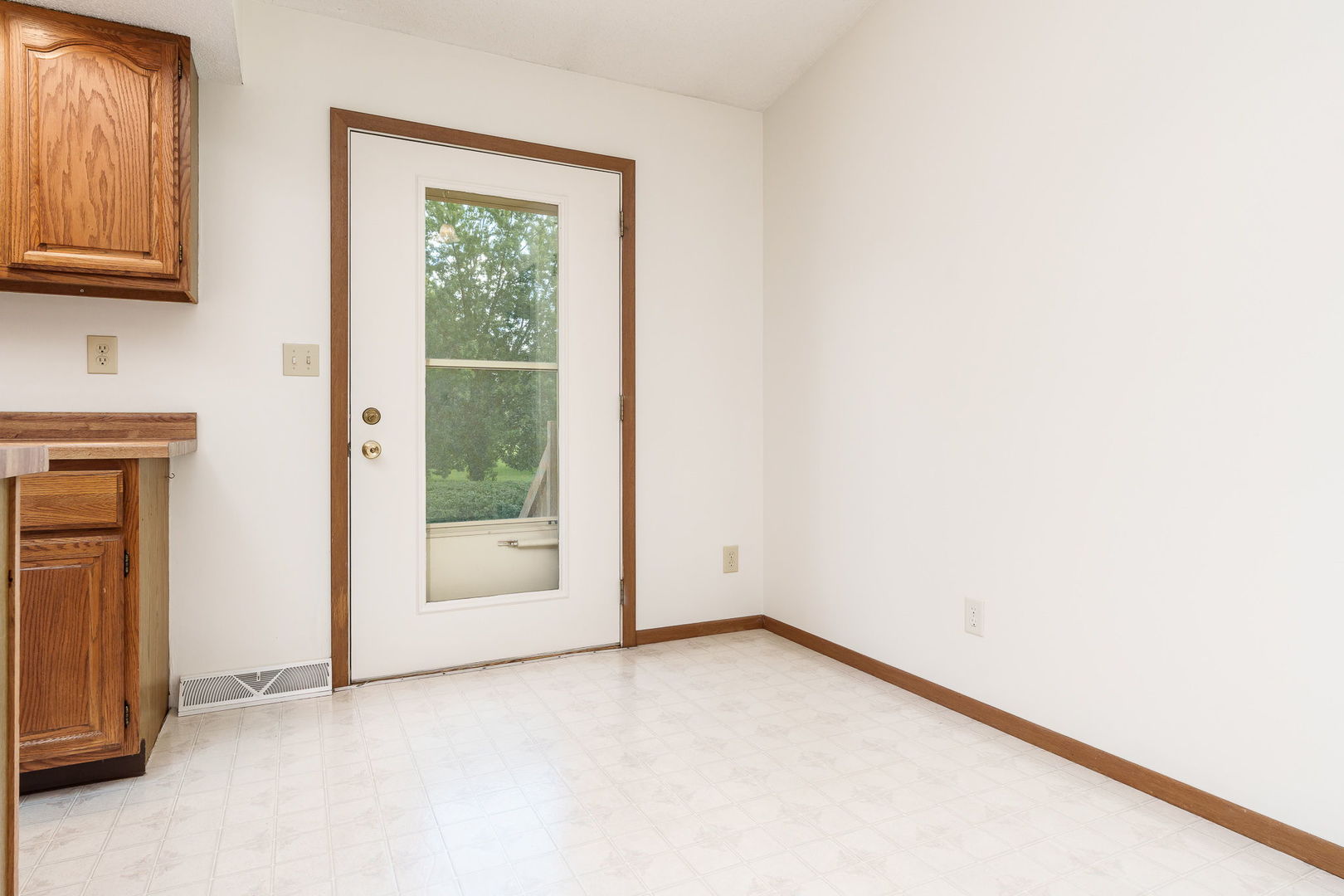 2379 Circle Drive Property Photo 6