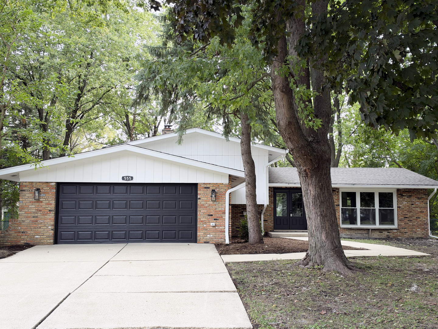 28w555 Leverenz Road Property Photo 1