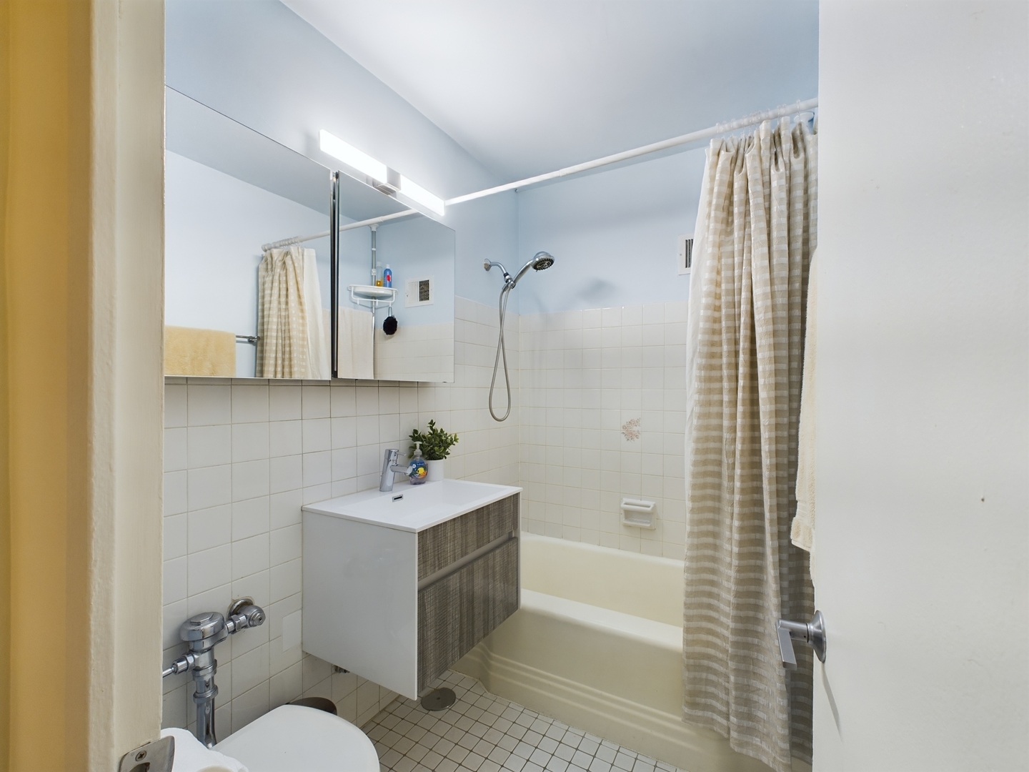 4980 N Marine Drive 432 Property Photo 10