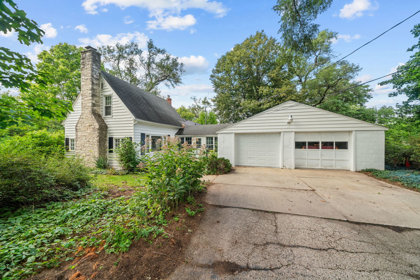 571 W Rockton Road Property Photo 1