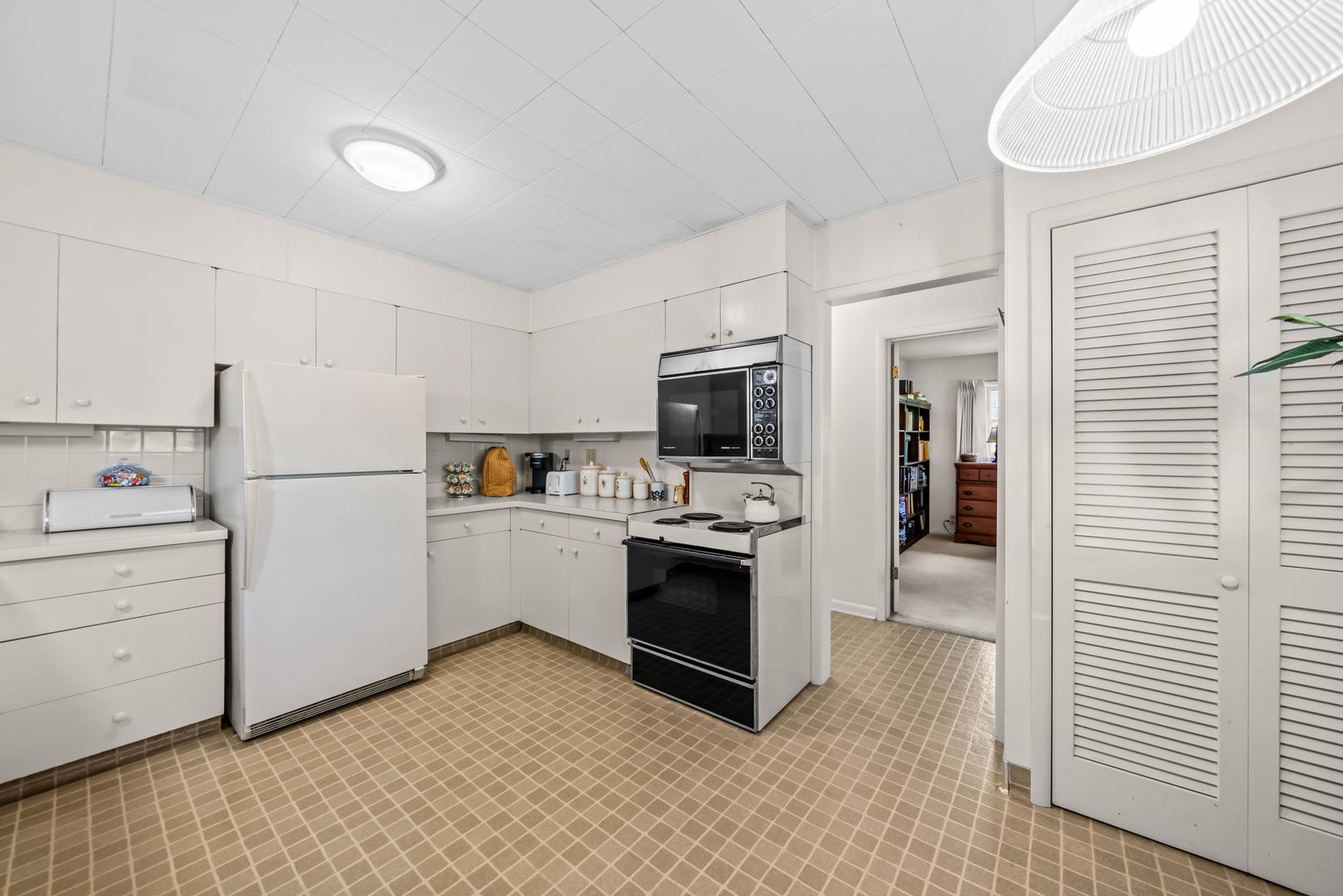 571 W Rockton Road Property Photo 11