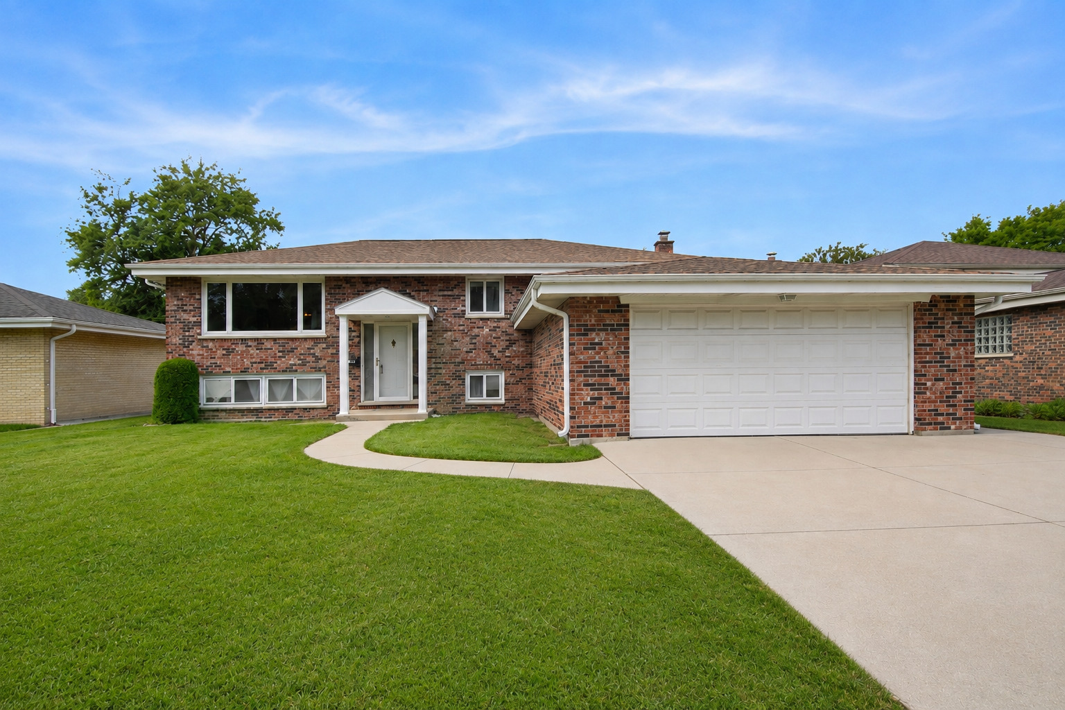 562 N Plamondon Drive Property Photo 1