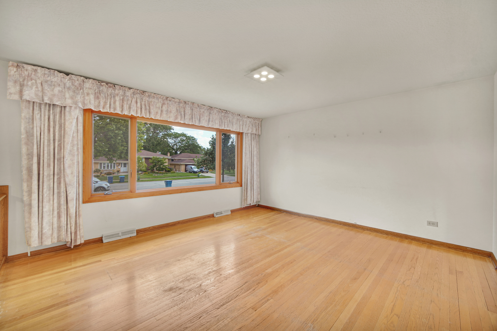 562 N Plamondon Drive Property Photo 5
