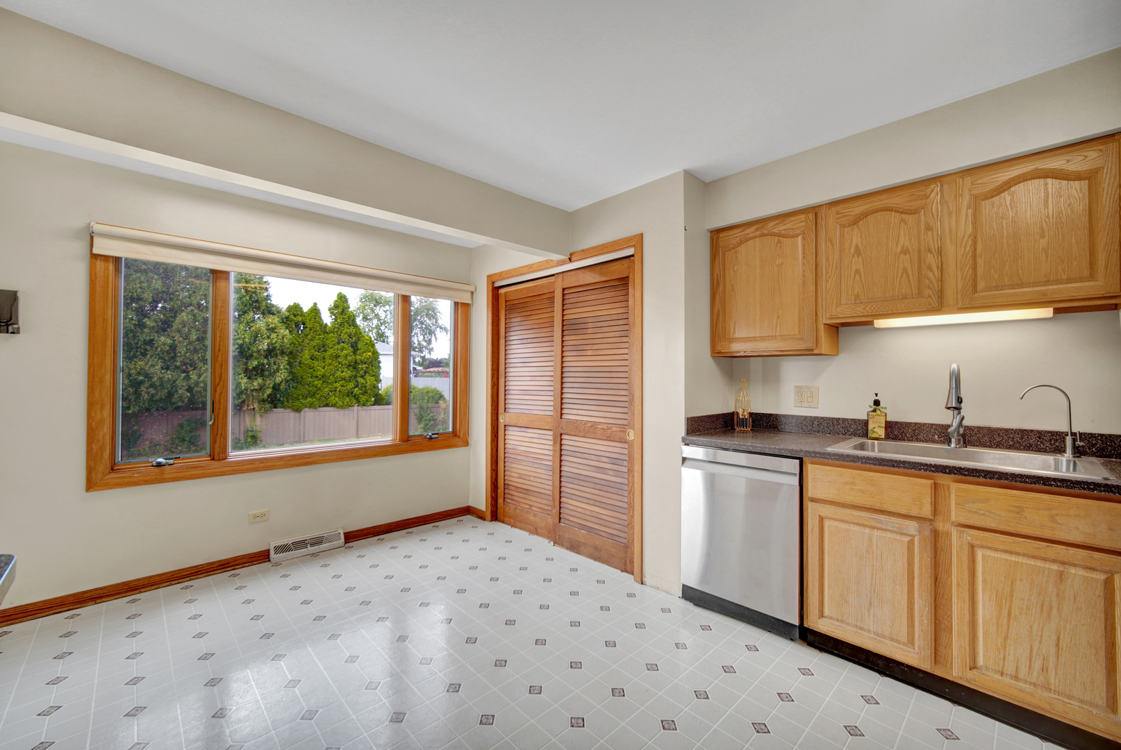 562 N Plamondon Drive Property Photo 8