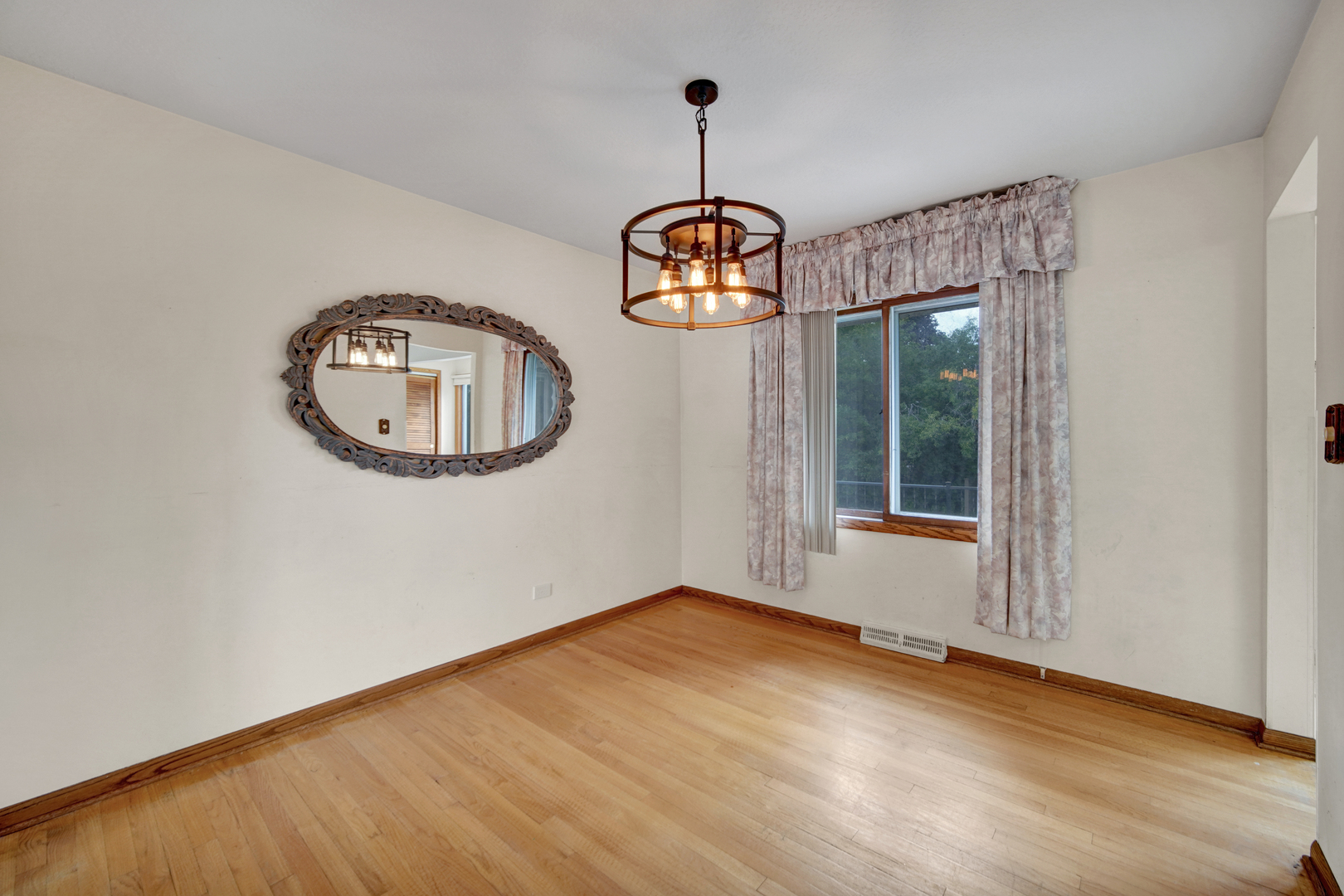 562 N Plamondon Drive Property Photo 11