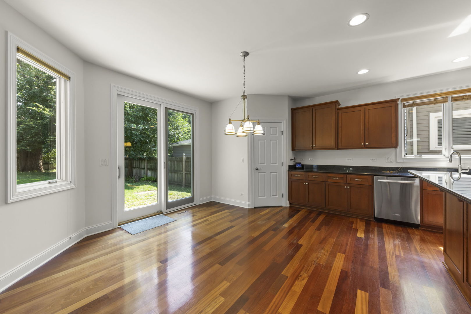 133 N Geneva Avenue Property Photo 10
