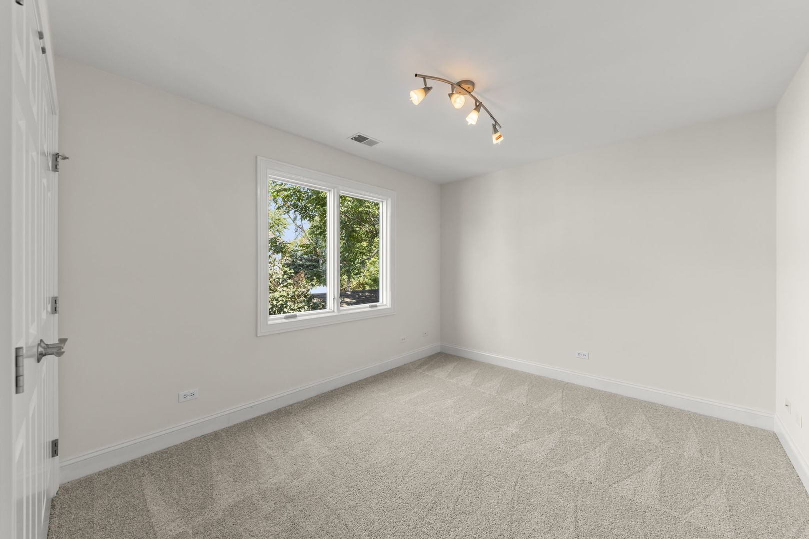 133 N Geneva Avenue Property Photo 25