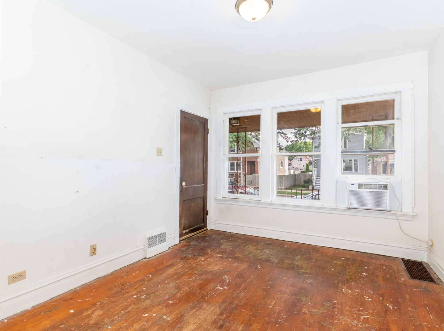 4952 W Ainslie Street Property Photo 3