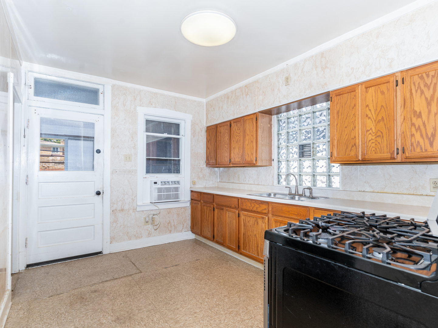 4952 W Ainslie Street Property Photo 7