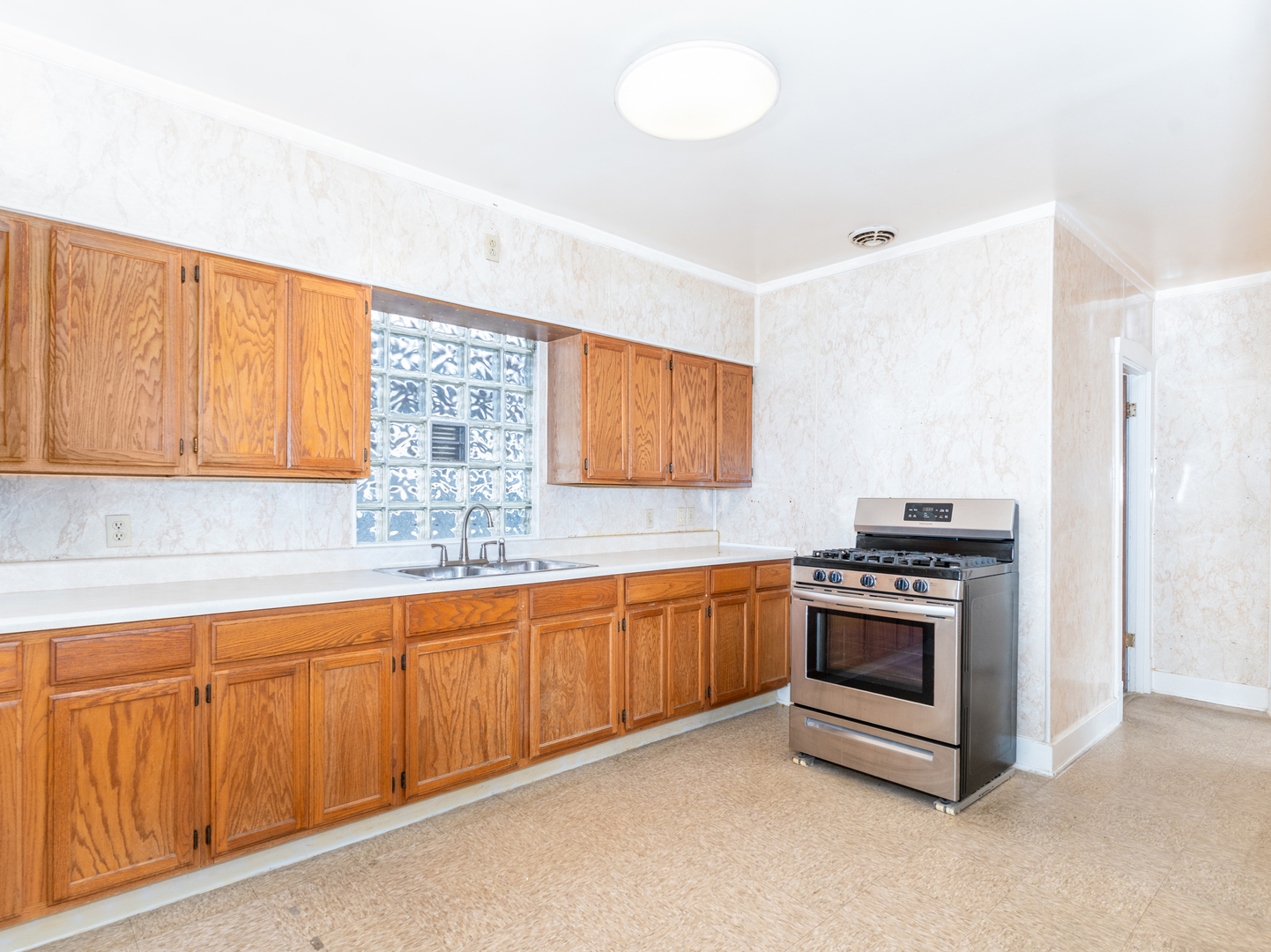4952 W Ainslie Street Property Photo 8