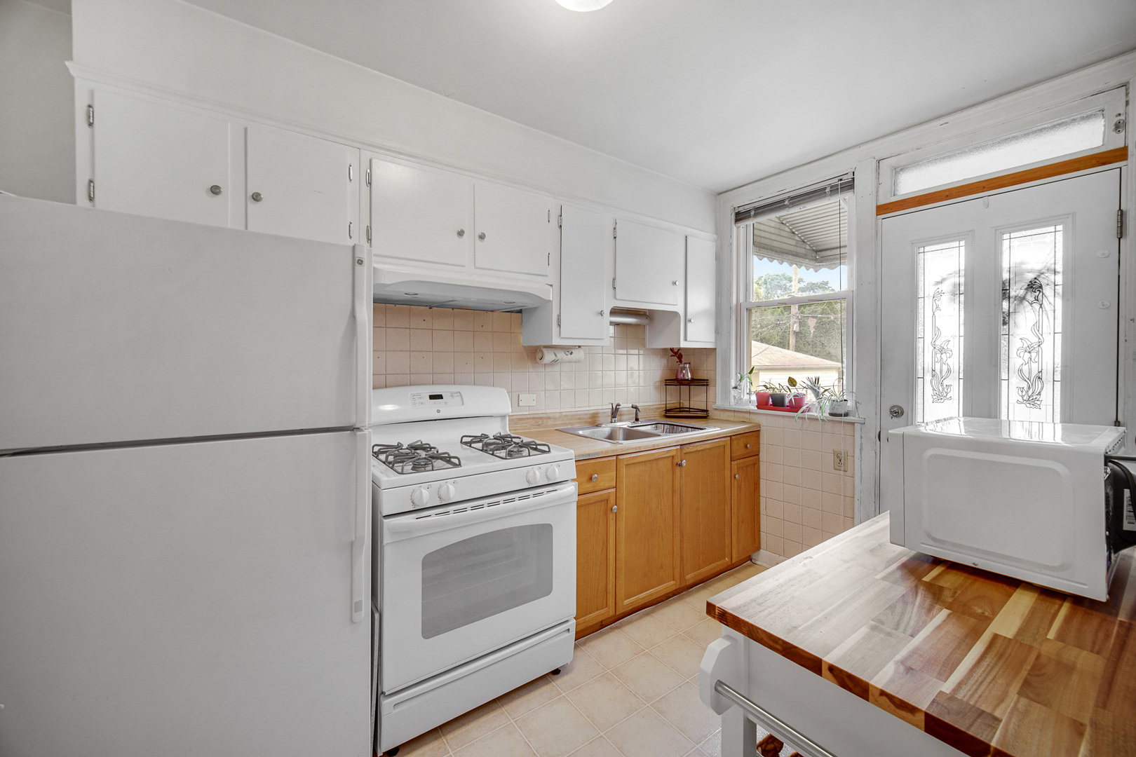 6258 W Peterson Avenue Property Photo 8