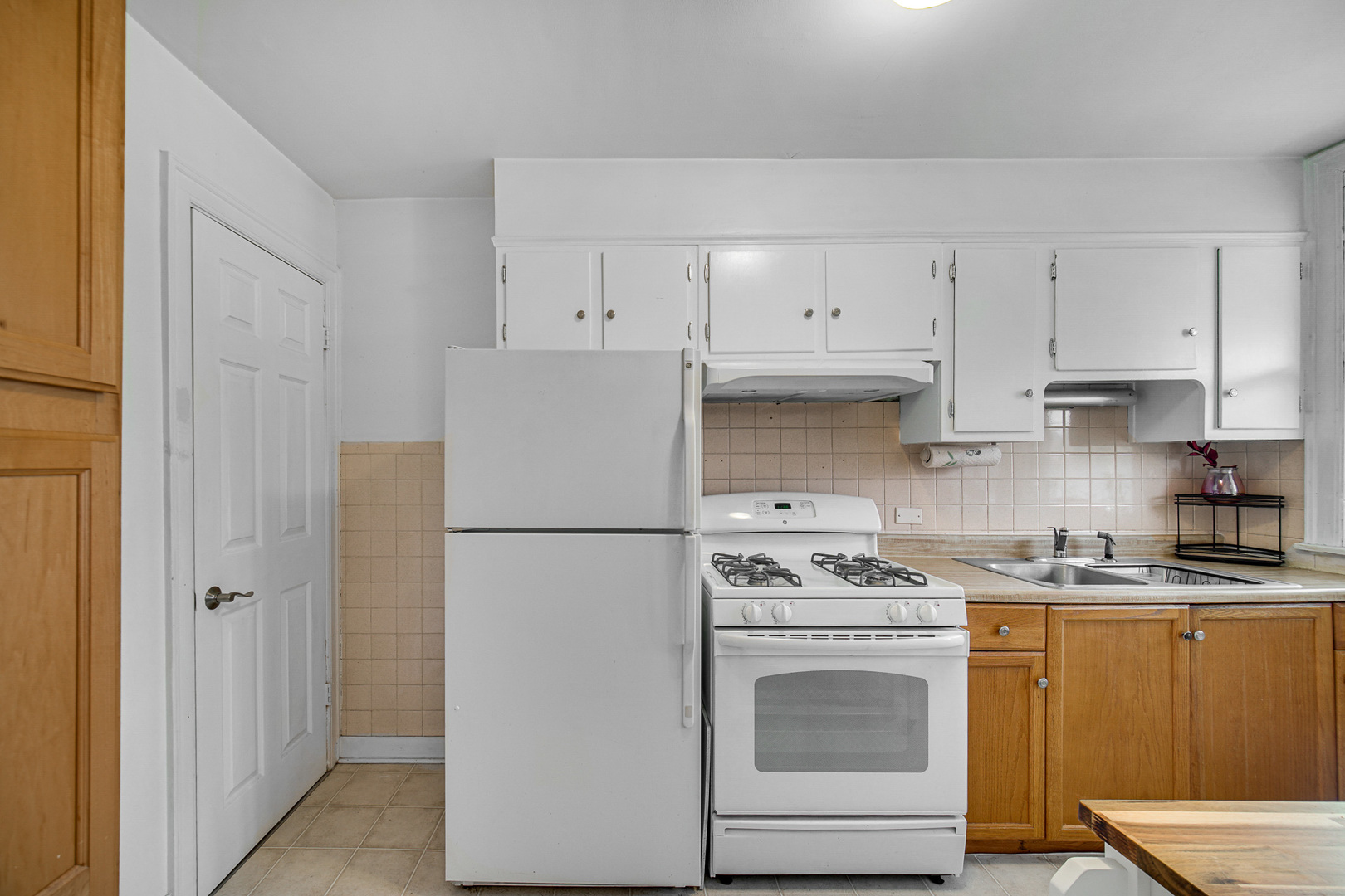 6258 W Peterson Avenue Property Photo 9