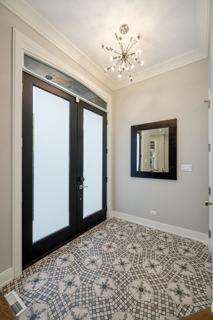 2119 N Kenmore Avenue Property Photo 2