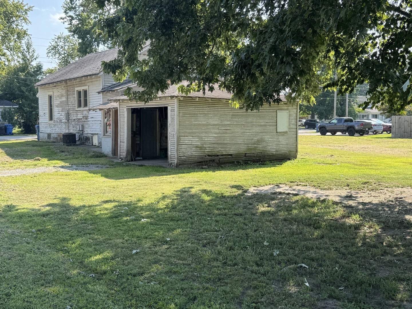 513 E Smith Street Property Photo 3