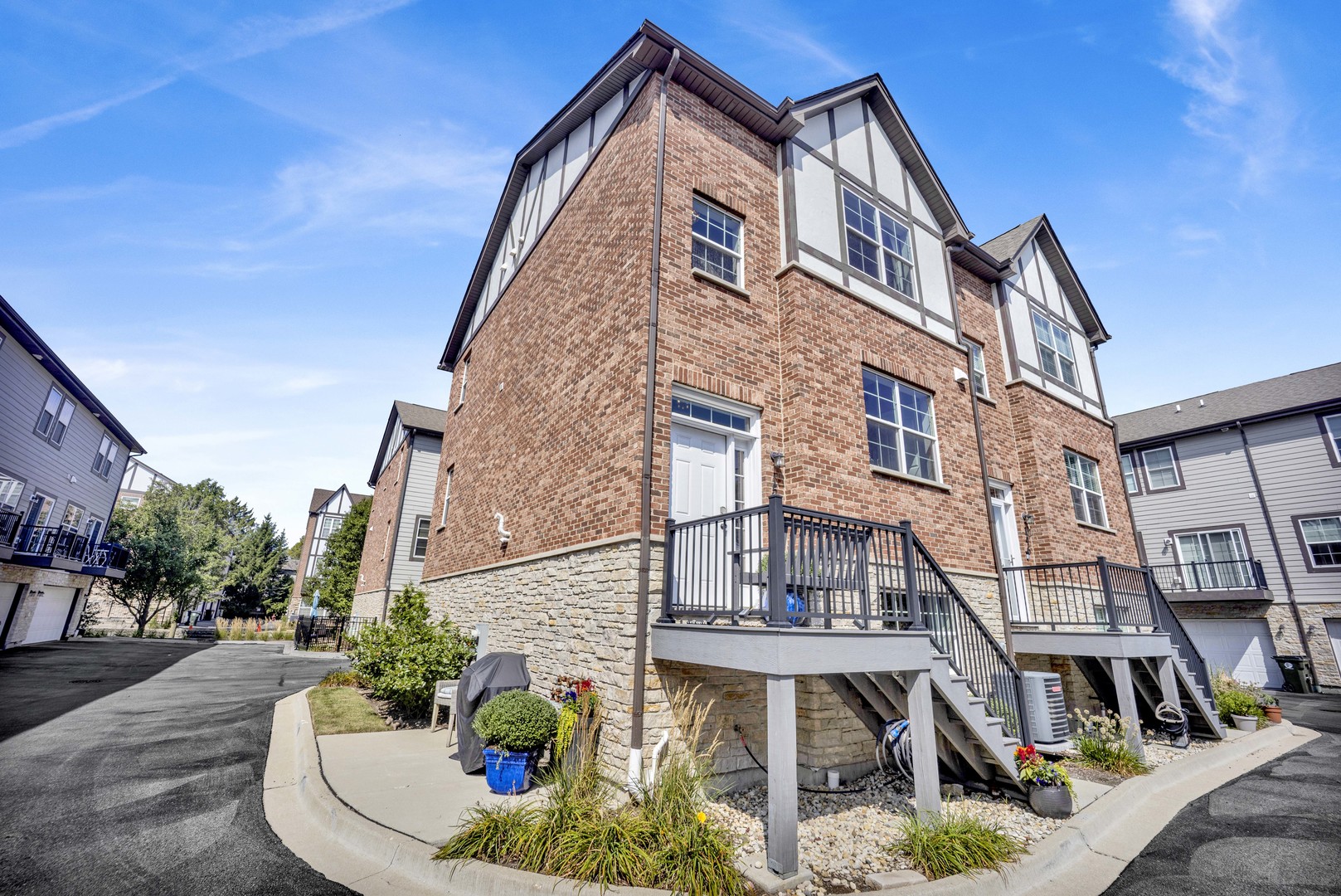 150 S Myrtle Avenue Property Photo 1