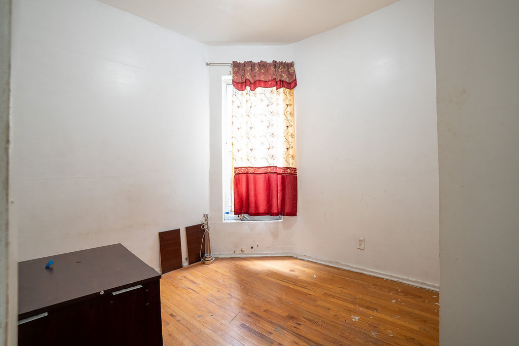 6830 S Langley Avenue Property Photo 5