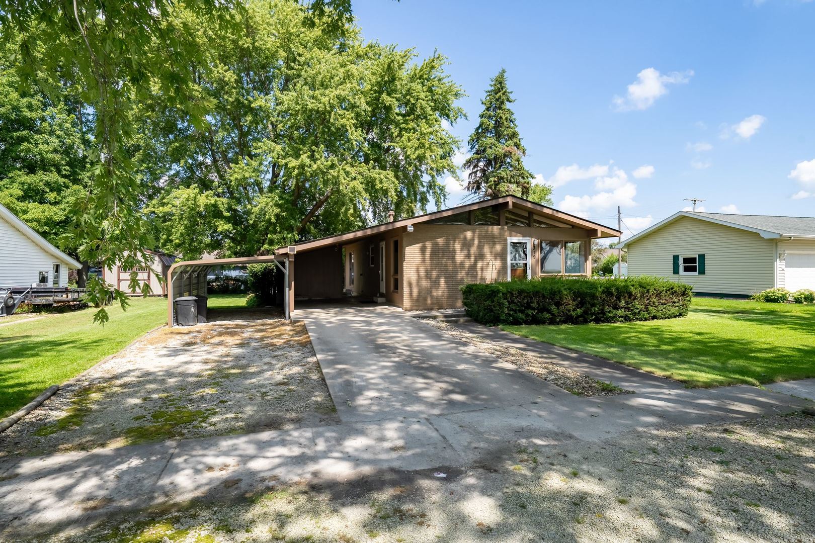 319 E Elm Street Property Photo 4