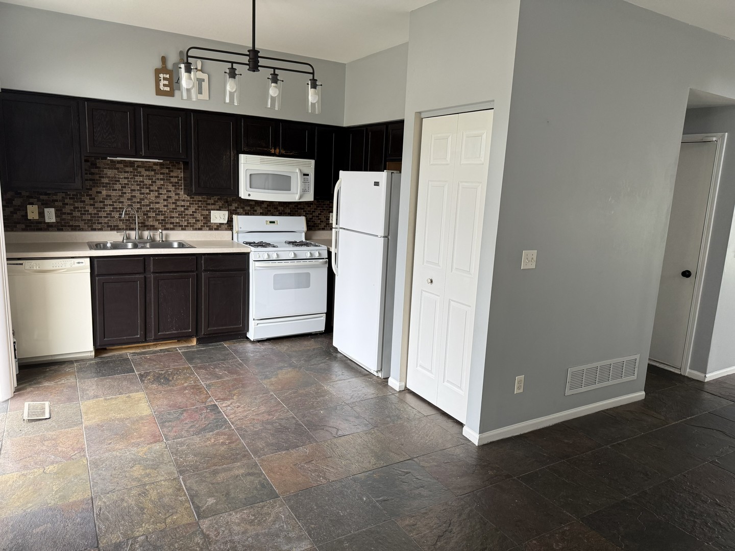 384 Reston Circle Property Photo 8