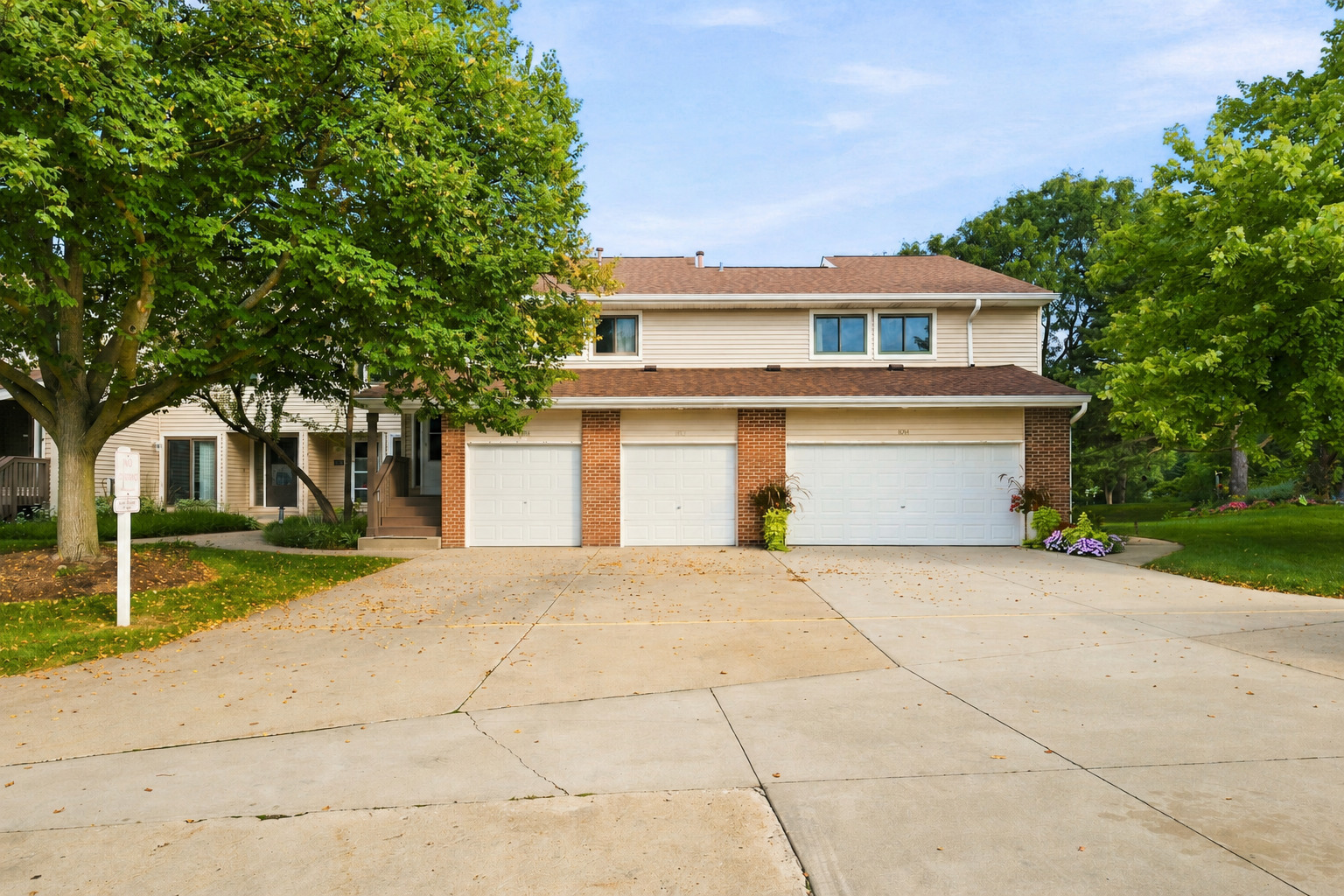 1056 N Pine Tree Circle Property Photo 2
