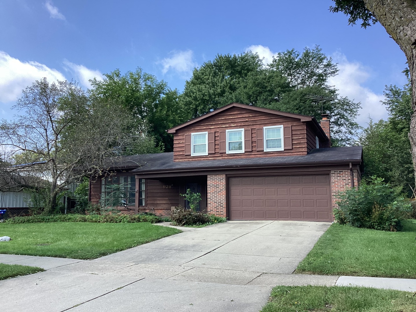 928 N Rohlwing Road Property Photo 1
