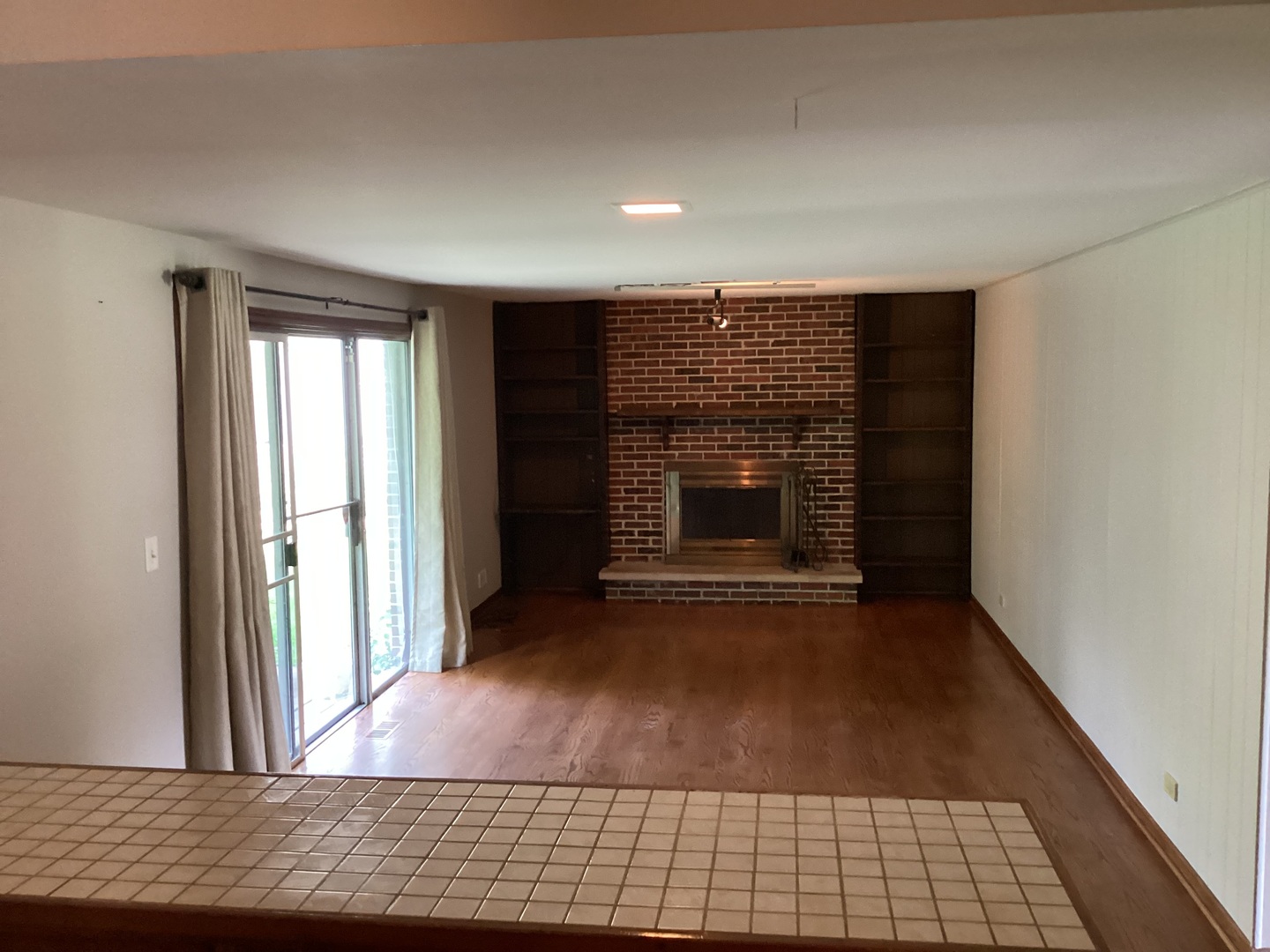 928 N Rohlwing Road Property Photo 6