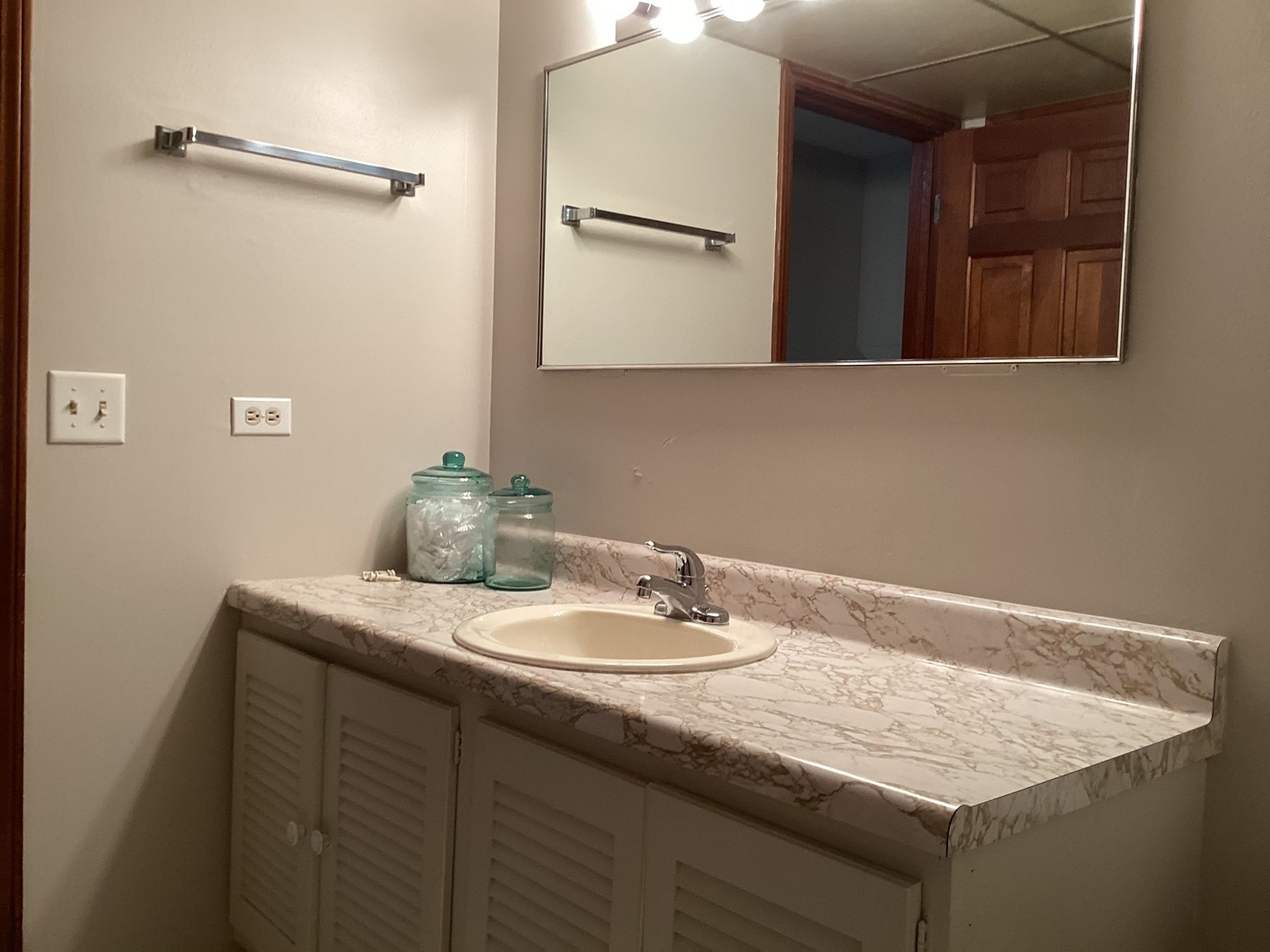 928 N Rohlwing Road Property Photo 7