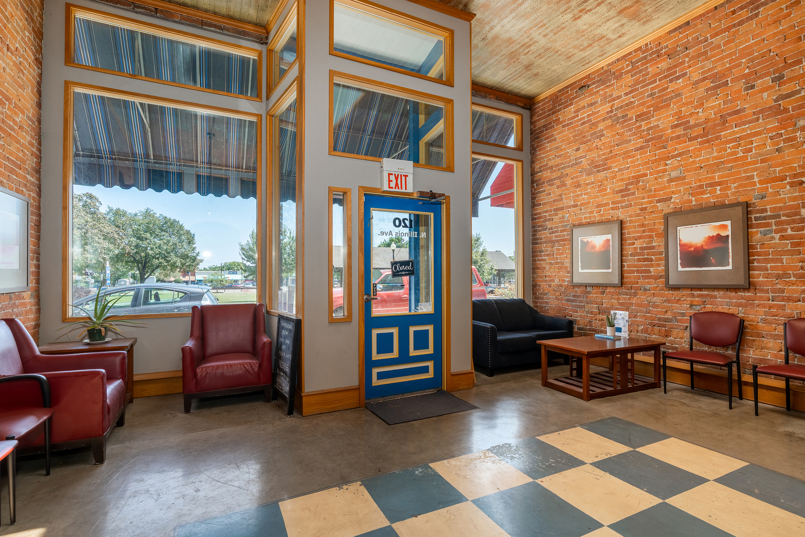 120 N Illinois Avenue Property Photo 4