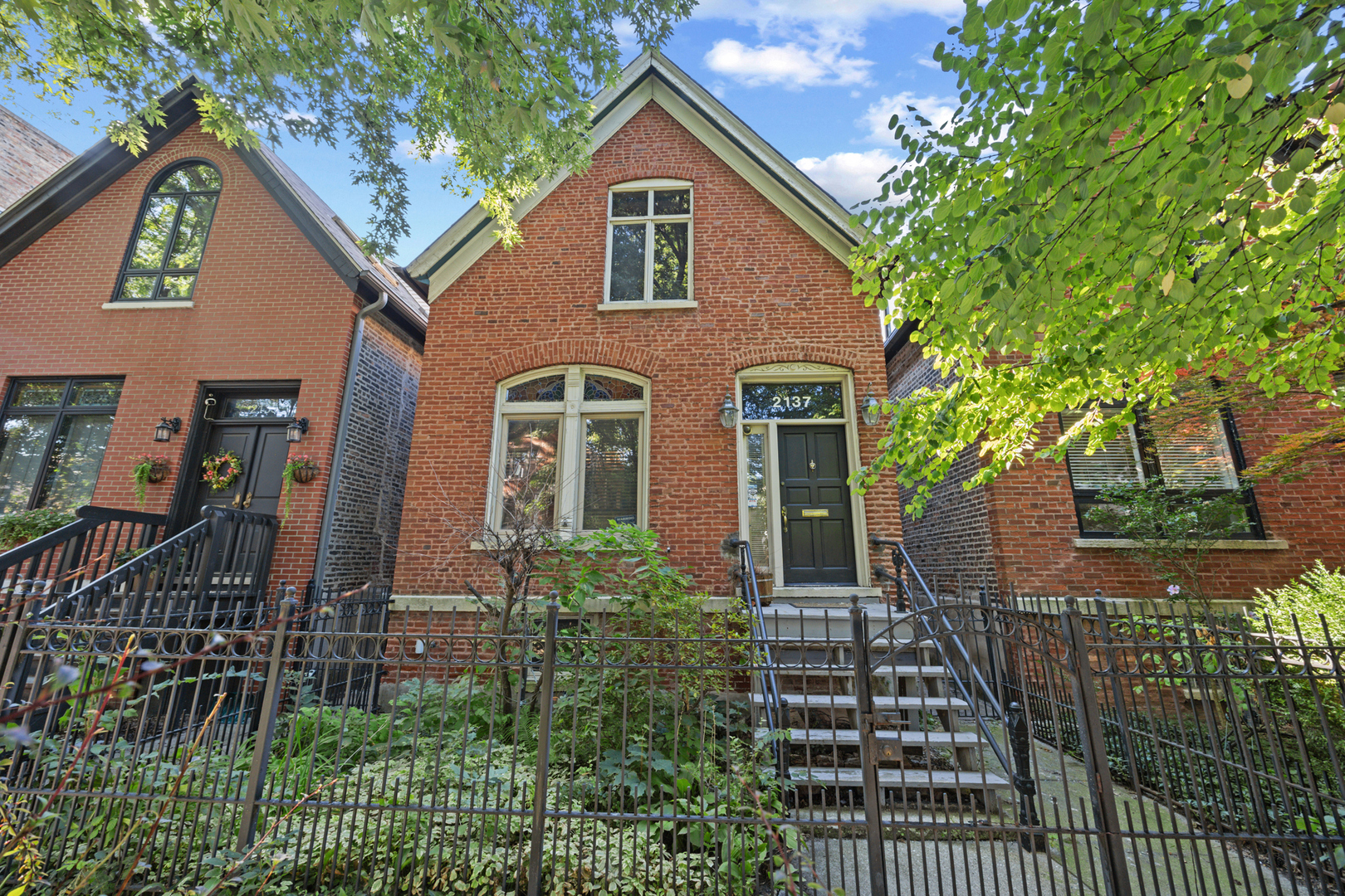 2137 W Moffat Street Property Photo 1